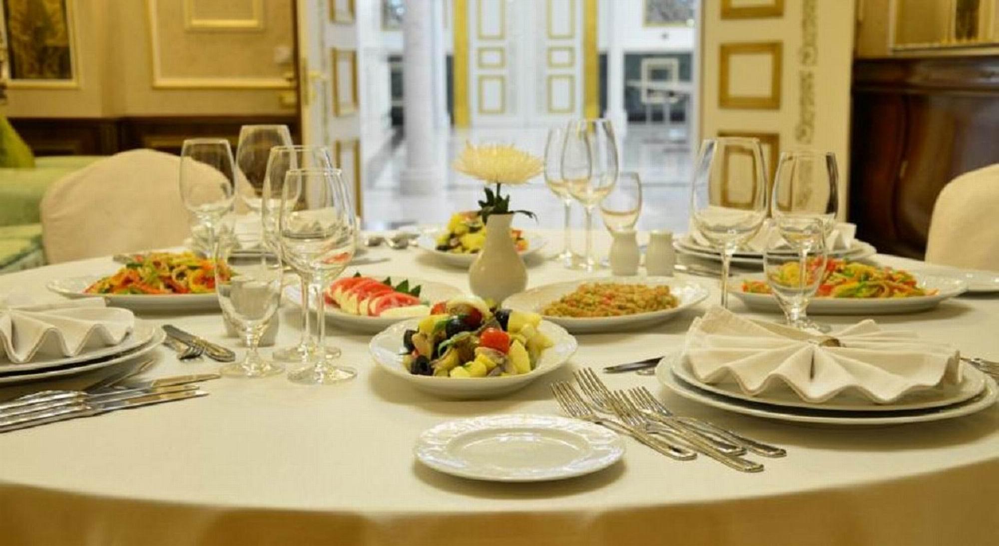 מלון Rixos Khadisha שימקנט מראה חיצוני תמונה A table set for a meal